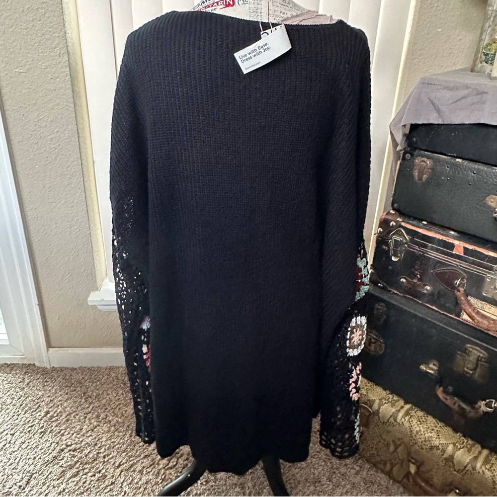 NWT-Gorgeous Gorgeous Lightweight Boho Style Sweater. Crochet Sleeves! - Picture 10 of 16